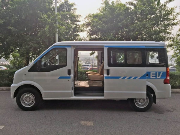 深圳拉货载客两不误纯电动面包车